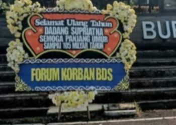 Kurang dari Setengah Jam Karangan Bunga “Selamat Ulang Tahun Dadang Supriatna Semoga Panjang Umur Sampai 105 Miliar Tahun”  Diamankan Satpol PP