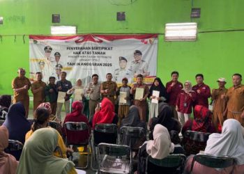 Ratusan Warga Desa Manggungharja Ciparay Gembira Terima Sertipikat PTSL