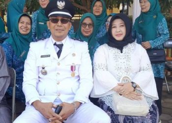 Anggota DPRD Kabupaten Bandung, Hj. Aas Aisyah Upacara Bendera Dampingi Kades Mekarrahayu di SMA Margaasih