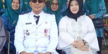 Anggota DPRD Kabupaten Bandung, Hj. Aas Aisyah Upacara Bendera Dampingi Kades Mekarrahayu di SMA Margaasih