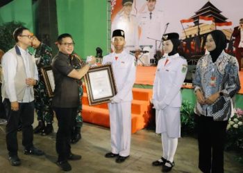 Semua Petugas Upacara HUT ke-80 RI  Dapat Besti  dari Dadang Supriatna