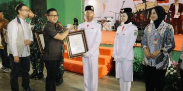 Semua Petugas Upacara HUT ke-80 RI  Dapat Besti  dari Dadang Supriatna