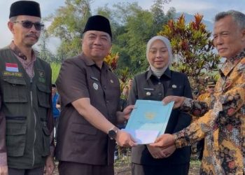 Menghidupkan Kembali Api Perjuangan : Pemkab Garut Ziarah ke Makam Idi Somad, Baznas Salurkan Santunan