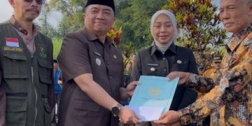 Menghidupkan Kembali Api Perjuangan : Pemkab Garut Ziarah ke Makam Idi Somad, Baznas Salurkan Santunan