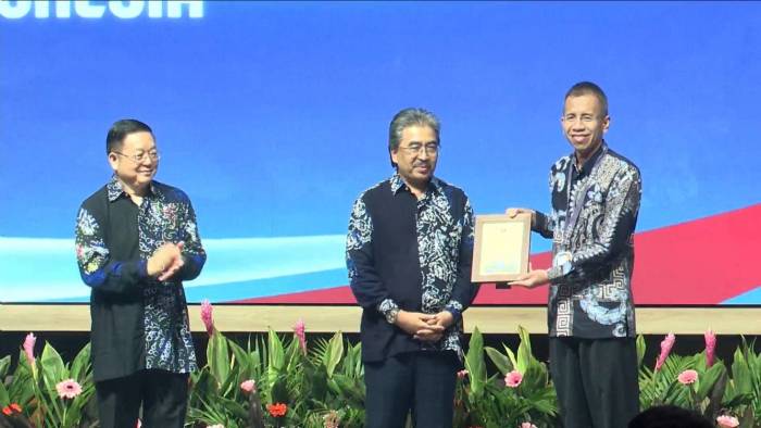 Kepala Dinas PRKPLH Ciamis, Giyatno Saat Menerima Penghargaan
