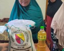 Pemdes Laksana Berikan Langsung Penyaluran Bantuan CPPD Ke 20 KPM