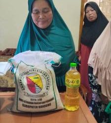 Pemdes Laksana Berikan Langsung Penyaluran Bantuan CPPD Ke 20 KPM