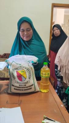 Pemdes Laksana Berikan Langsung Penyaluran Bantuan CPPD Ke 20 KPM