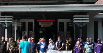 Kawali Peringati World Cleanup Day 2025, Camat dan Warga Kompak Bersihkan Halaman Kecamatan, Pasar, Selokan, dan Irigasi