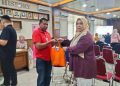 Ketua IKAWATI ATR/BPN Kabupaten  Bandung, Yully Yulianengsih Iim Rohiman memberikan paket sembako kepada salah satu karyawan ATR/BPN Kabupaten Bandung, Mamun.