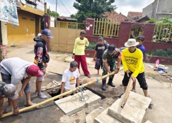 Serka Yusup Babinsa Desa Manggungharja Koramil /2408 Ciparay Bersama Warga, Karya Bakti Perbaiki Gorong-Gorong
