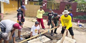 Serka Yusup Babinsa Desa Manggungharja Koramil /2408 Ciparay Bersama Warga, Karya Bakti Perbaiki Gorong-Gorong