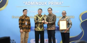 Bupati Bandung Dadang Supriatna Raih  Penghargaan sebagai Pembina Terbaik ‘Adminduk Prima’