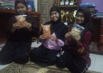 Tiga Srikandi Muda dari Cisewu Garut : Belajar Mandiri Lewat Usaha Jajanan Keliling