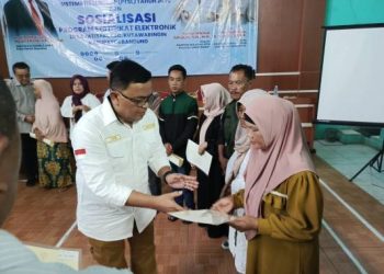 Kakan ATR/BPN Kabupatan Bandung dan Wakil Ketua Komisi II DPR RI  Dede Yusuf Serahkan Ratusan Sertifikat kepada Warga Desa Jatisari