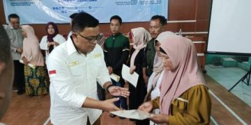 Kakan ATR/BPN Kabupatan Bandung dan Wakil Ketua Komisi II DPR RI  Dede Yusuf Serahkan Ratusan Sertifikat kepada Warga Desa Jatisari