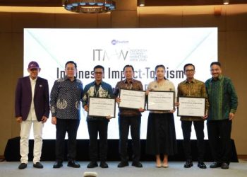 Pemkab Bandung Raih Penghargaan Indonesia People-Centric Regency pada Indonesia Tourism Marketing Week 2025