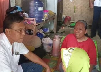Tangis Haru Enah Terima Bantuan Rutilahu Bupati Herdiat