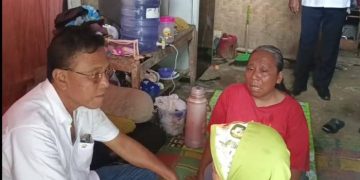 Tangis Haru Enah Terima Bantuan Rutilahu Bupati Herdiat