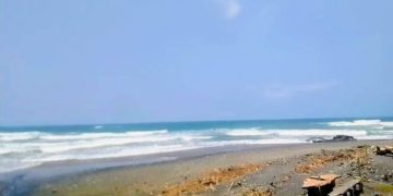 Karang Modang : Keindahan Alam Pantai Batu Bersyair Desa Indralayang