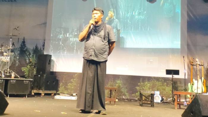 Foto : Kepala Desa Beber Miftah Sofa saat memberikan sambutan di kegiatan semarak kebersamaan warga Desa Beber