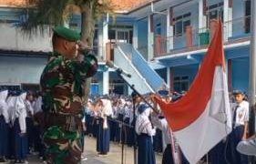 Babinsa Desa Manggungharja  Pimpin Upacara Bendera di SMP KP 1 Ciparay Kabupaten Bandung