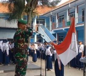Babinsa Desa Manggungharja  Pimpin Upacara Bendera di SMP KP 1 Ciparay Kabupaten Bandung