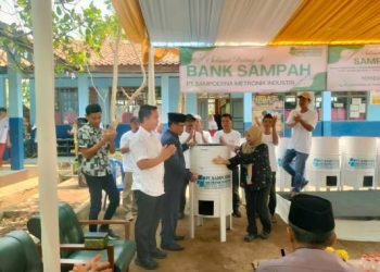 Wujud Kepedulian Sosial PT SMI Melalui Program CSR: Bank Sampah, Susu untuk Siswa, dan Beras bagi Warga Desa Mekarsari