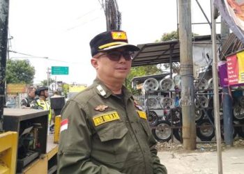 Satpol PP Kabupaten Bandung Bongkar Reklame Tak Berizin