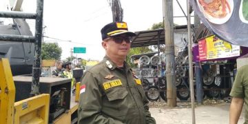 Satpol PP Kabupaten Bandung Bongkar Reklame Tak Berizin