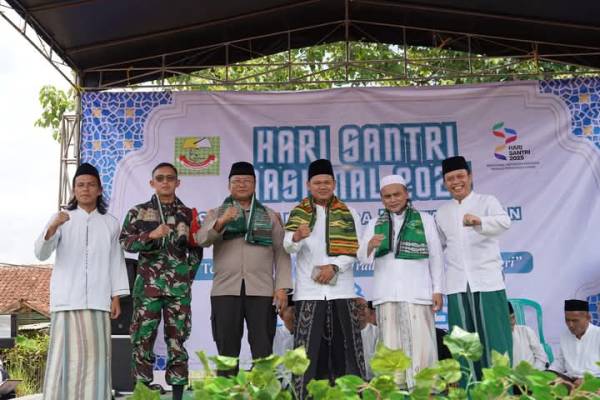 Camat Pacet Ajak Seluruh Elemen Masyarakat Jaga Tradisi dan Inspirasi Bangsa pada Peringatan HSN 2025