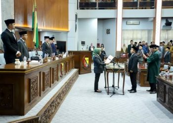 Gantikan Almarhumah Hj. Tiktik Kartika  Khoiril Anwar Resmi Dilantik Jadi Anggota DPRD Kabupaten Bandung