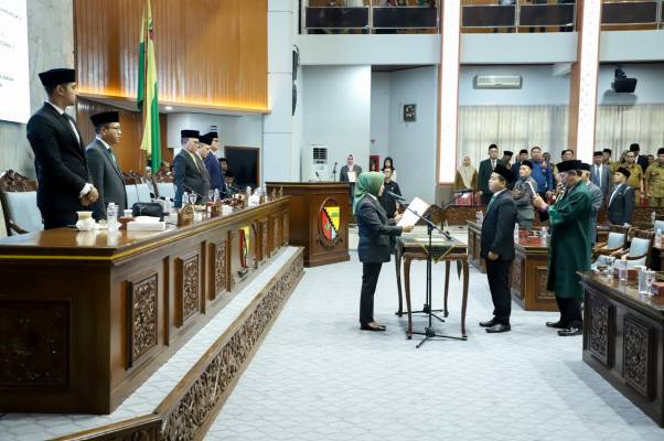 Gantikan Almarhumah Hj. Tiktik Kartika  Khoiril Anwar Resmi Dilantik Jadi Anggota DPRD Kabupaten Bandung