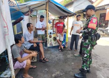 Babinsa Desa Manggungharja Lakukan Komsos Bersama Warga Silaturahmi dan Jaga Keamanan Lingkungan