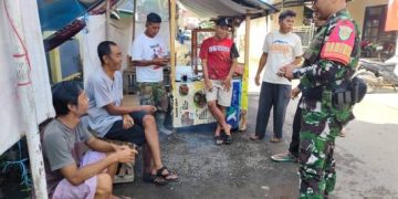 Babinsa Desa Manggungharja Lakukan Komsos Bersama Warga Silaturahmi dan Jaga Keamanan Lingkungan