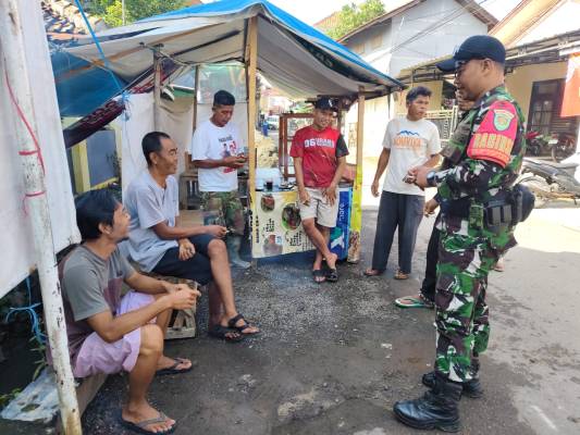 Babinsa Desa Manggungharja Lakukan Komsos Bersama Warga Silaturahmi dan Jaga Keamanan Lingkungan