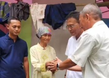 Rumah Tinggal Puing, Sariem Terharu Bupati Herdiat Datang Beri Bantuan