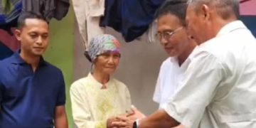 Rumah Tinggal Puing, Sariem Terharu Bupati Herdiat Datang Beri Bantuan