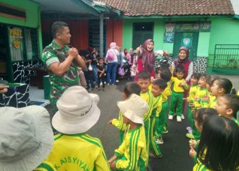 Siswa TK Aisyiah Bustanul Atfal 2 Desa Babakan Kenali TNI di Koramil 2408 Ciparay