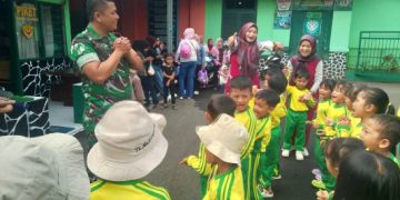 Siswa TK Aisyiah Bustanul Atfal 2 Desa Babakan Kenali TNI di Koramil 2408 Ciparay