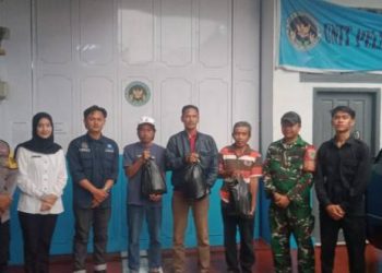 Mitra dan Pengelola Dapur SPPG Leles Salurkan Bantuan Sembako Untuk 50 Kepala Keluarga Warga Sekitar