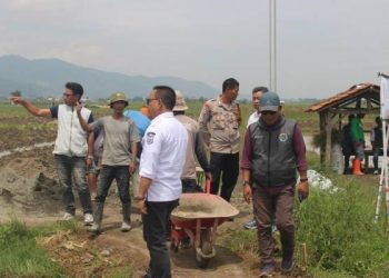 Wujudkan Akses Lebih Baik, Desa Serangmekar Bangun Jalan Lingkungan  Rabat Beton Sesuai Instruksi Gubernur Jabar