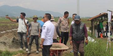 Wujudkan Akses Lebih Baik, Desa Serangmekar Bangun Jalan Lingkungan  Rabat Beton Sesuai Instruksi Gubernur Jabar