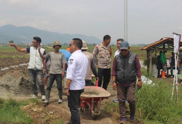 Wujudkan Akses Lebih Baik, Desa Serangmekar Bangun Jalan Lingkungan Rabat Beton Sesuai Instruksi Gubernur Jabar