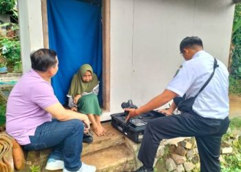 ASN Disdukcapil Ciamis Tembus Perbukitan Demi Layani Warga Lansia dan Disabilitas di Jalatrang
