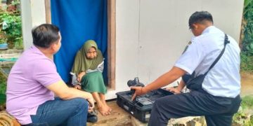 ASN Disdukcapil Ciamis Tembus Perbukitan Demi Layani Warga Lansia dan Disabilitas di Jalatrang