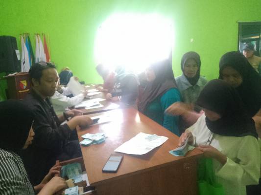 Warga Antusias Terima BLT Kesra Rp900 Ribu yang Disalurkan Melalui PT Pos Indonesia di Desa Sagaracipta