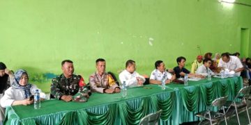 Babinsa dan Bhabinkamtibmas Desa Manggungharja Lakukan Pengamanan Juga Pengawasan  Penyaluran BLT-Kesra di Desa Binaannya