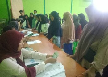 Meski Antre Warga Gembira Terima Penyaluran BLT Kesra di Desa Serangmekar
