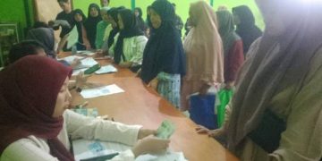 Meski Antre Warga Gembira Terima Penyaluran BLT Kesra di Desa Serangmekar